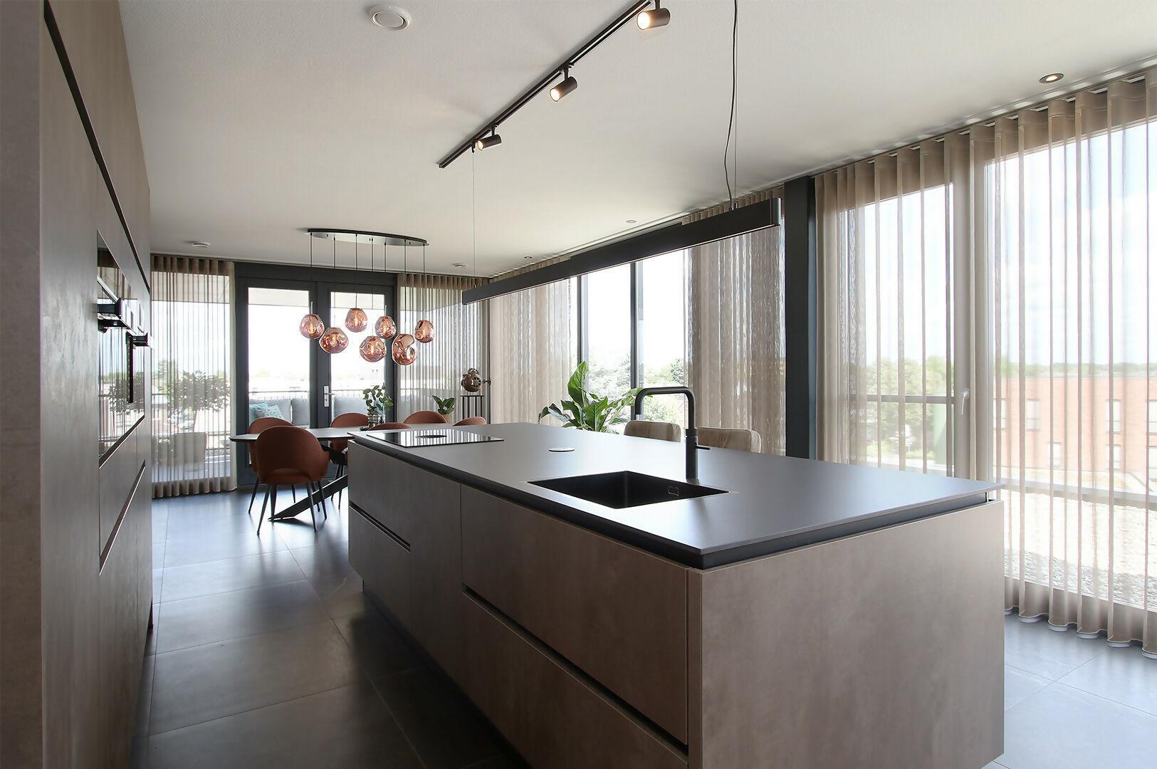 Penthouse met hotelachtige vibes-residans-Arte behang,Bronslook keuken,High-end wonen,Hotel chique stijl,Luxe penthouse,Maatwerk interieur,Moderne luxe woning,Nieuwbouw,Penthouse,Sfeervol penthouse,Woonkamer-Interieur nieuwbouw penthouse-OBLY