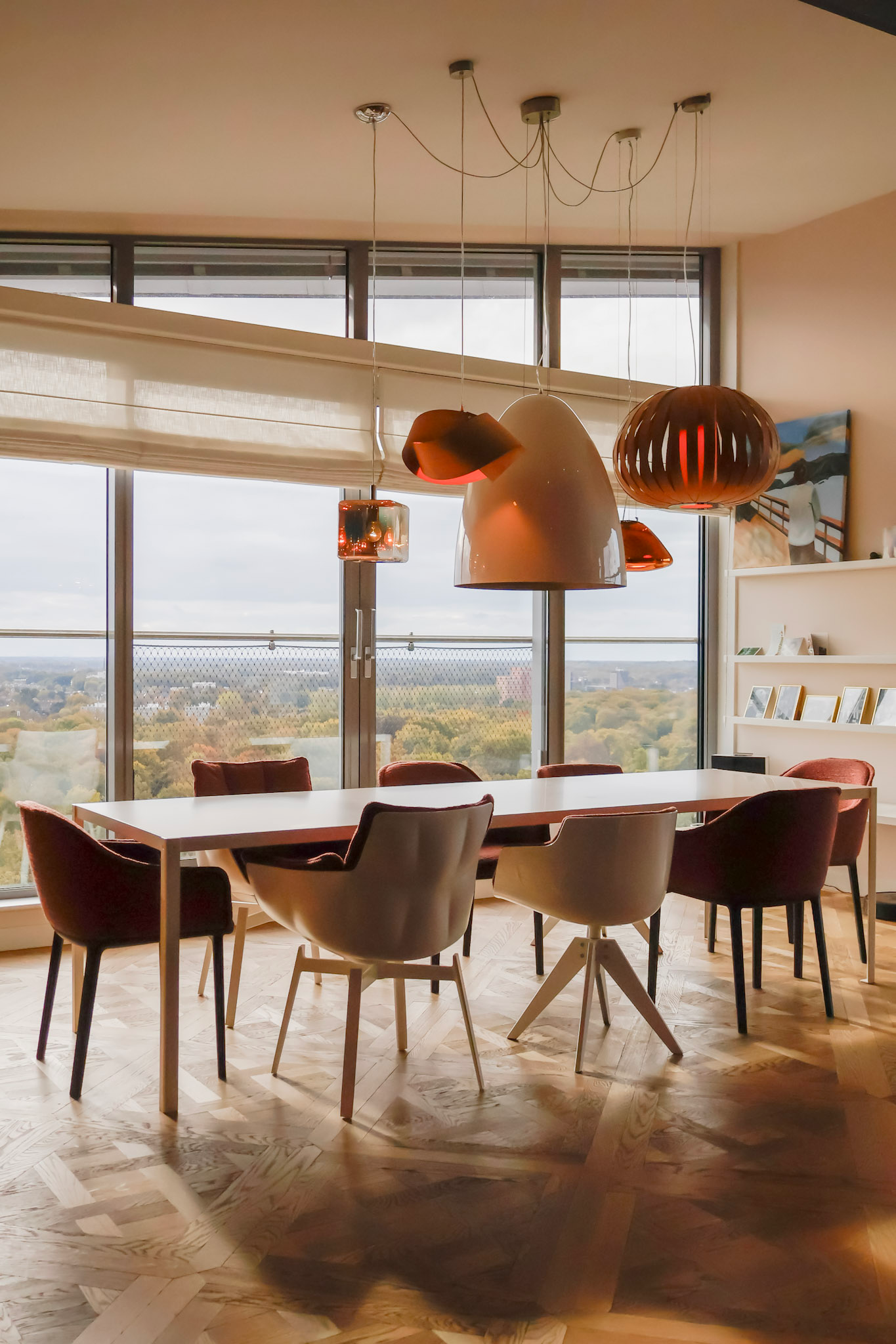Penthouse met warme diepe kleuren-INGE BOUMAN INTERIEUR | ARCHITECTUUR-Woonkamer-Luxe penthouse interieur met donkere kleuren-OBLY