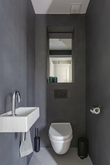 Pool house met gietvloer en douche-Glad Douche-badkamer,gietvloer badkamer,luxe poolhouse badkamer,moderne poolhouse inrichting,poolhouse met douche,strakke douche met gietvloer-Pool house met gietvloer en douche-OBLY