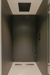 Pool house met gietvloer en douche-OBLY-badkamer-Pool house met gietvloer en douche-OBLY