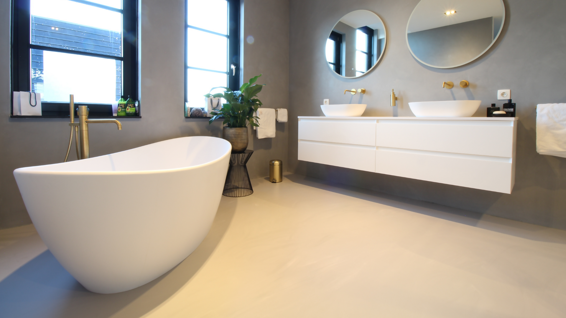 Prachtige gietvloer in nieuwbouw villa-Motion gietvloeren-betonlook vloer,gietvloer villa,Gietvloeren,krasbestendige vloer,luxe badkamer vloer,microcement vloer,moderne vloerafwerking,Vloeren-Prachtige gietvloer in nieuwbouw villa-OBLY
