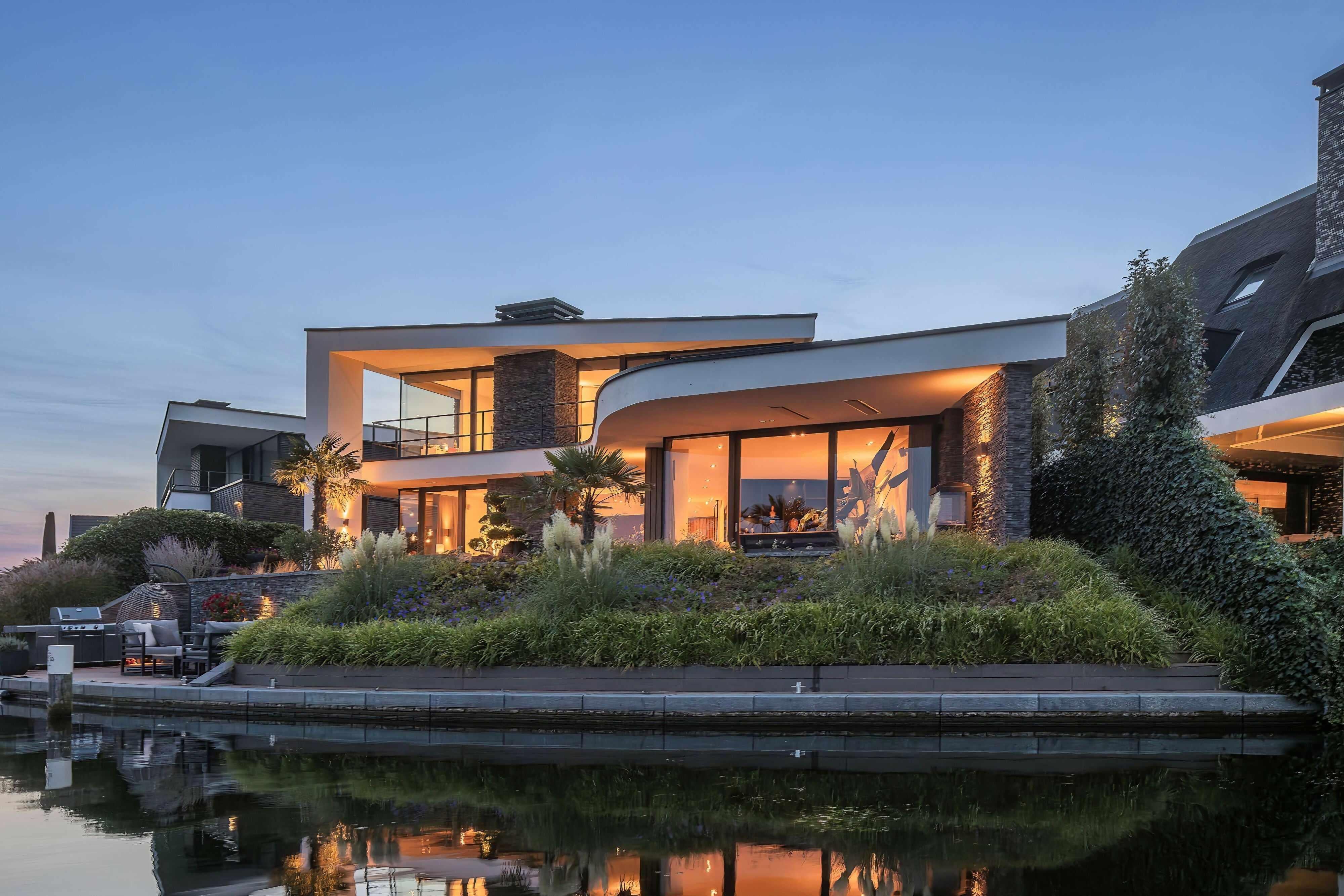 Prachtige moderne villa aan het water-Baas architecten-Exterieur-Prachtige moderne villa aan het water-OBLY