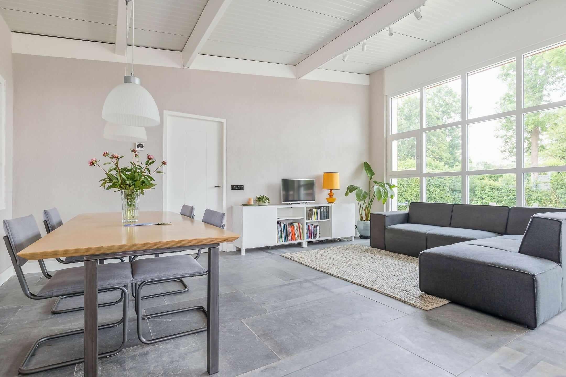 Prachtige renovatie in oud schoolgebouw-VAN DEN HEUVEL & VAN DUUREN-lichte woonkamer,moderne woonkamer,Woonkamer,woonkamer met grote ramen,woonkamer met open keuken,woonkamer met tegelvloer-Prachtige renovatie in oud schoolgebouw-OBLY
