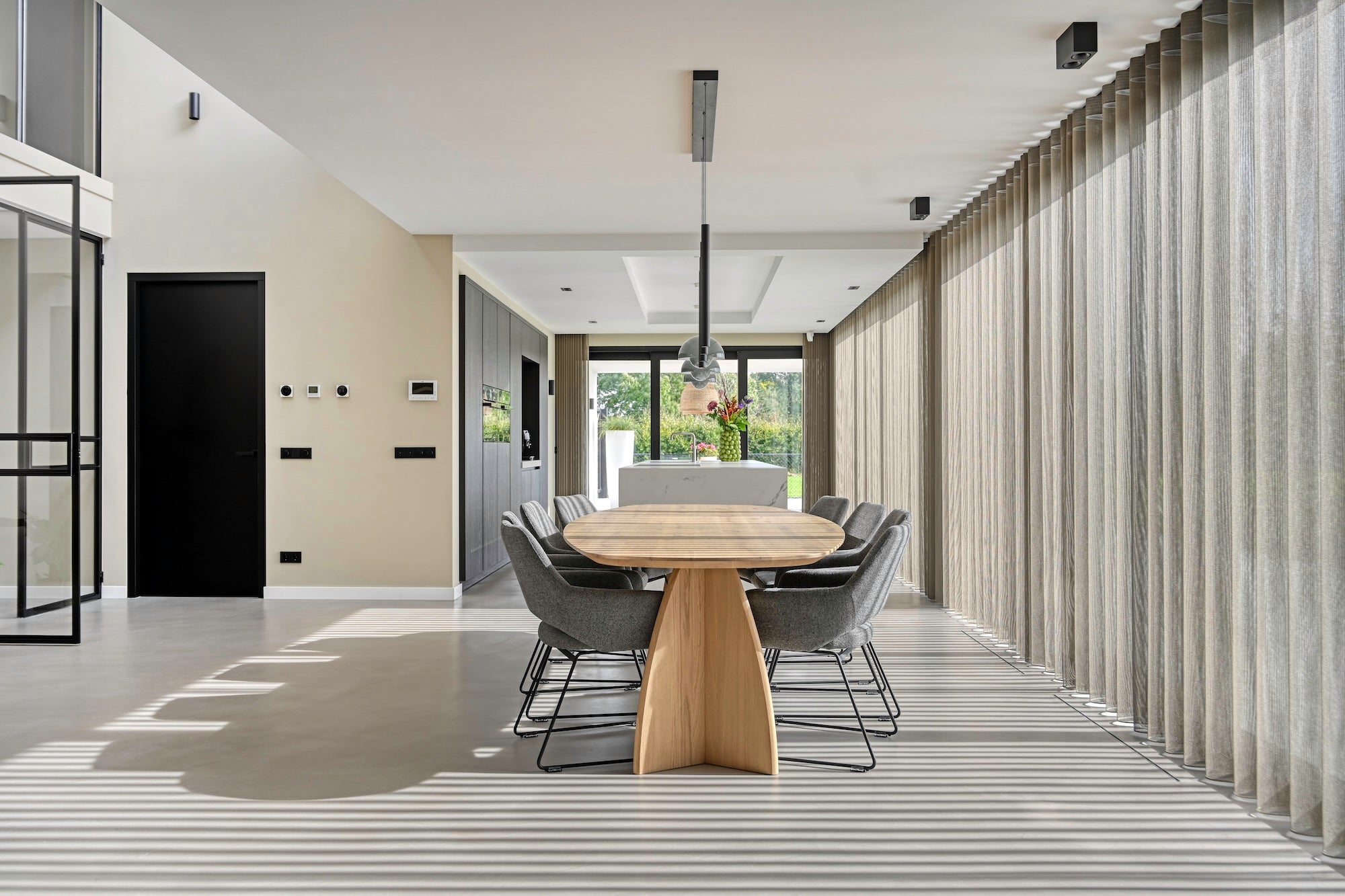 Project Berkers-Berkers Vloeren-Berkers Vloeren,betonlook vloer,designvloer,gietvloer woning,Grigio di Base,luxe woonhuis,moderne woonbeton vloer,naadloze vloer,Venetiaans woonbeton,vloer renovatie,vloer verbouwing,woonbeton keuken,woonbeton vloer,woonbeton Waalre,woonbeton woonkamer-Woonbeton vloer Grigio di Base in woonhuis Waalre-OBLY