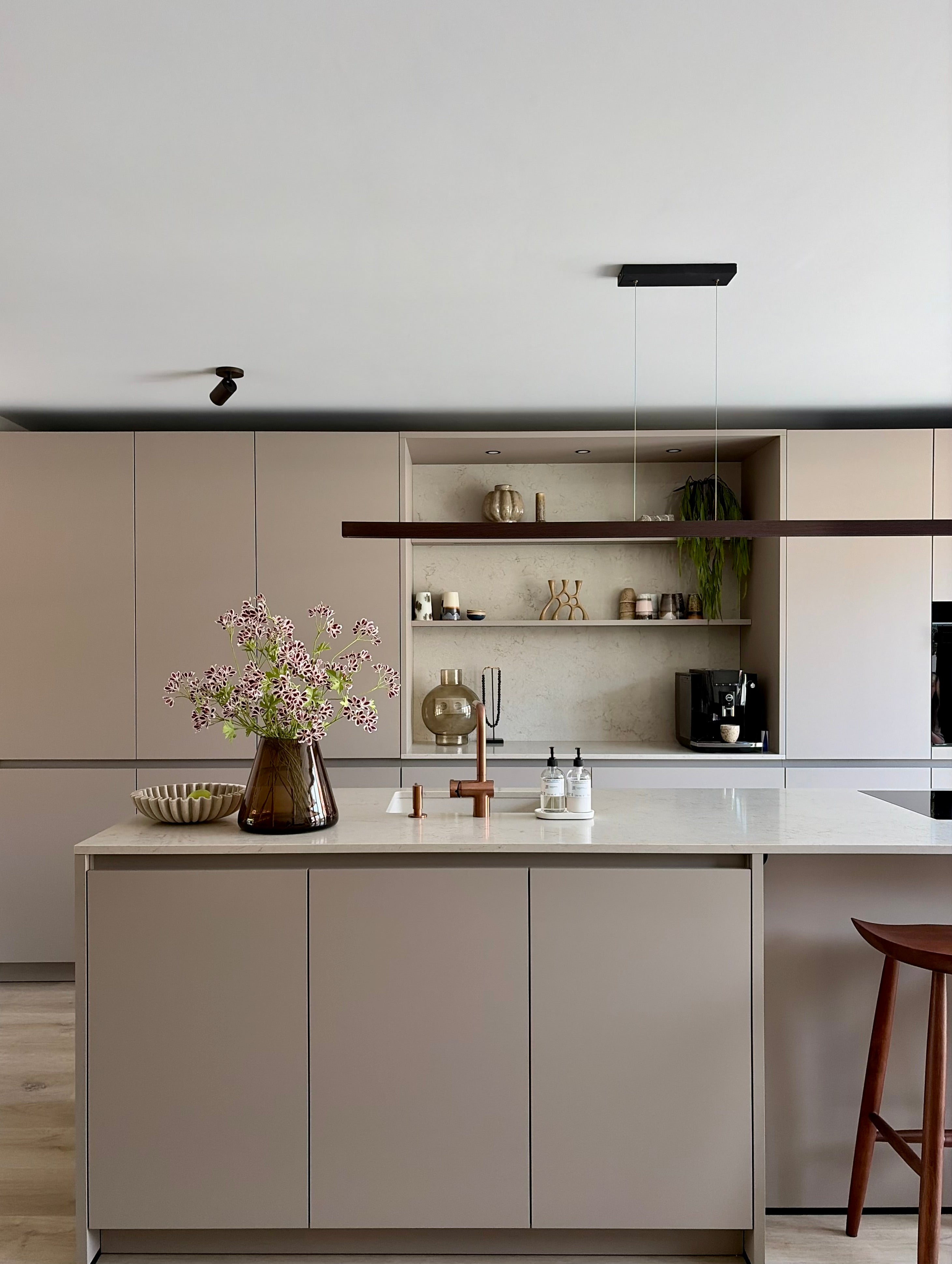 Project Limmen-Lifs Interior Design-achterpui met glaswand,bronzen stalen deur,cinewall met akoestische panelen,Keuken,leefkeuken,maatwerk eetkamerbank,open woonkamer,stijlvolle renovatie,warm modern interieur-Warm modern interieur met leefkeuken en cinewall-OBLY