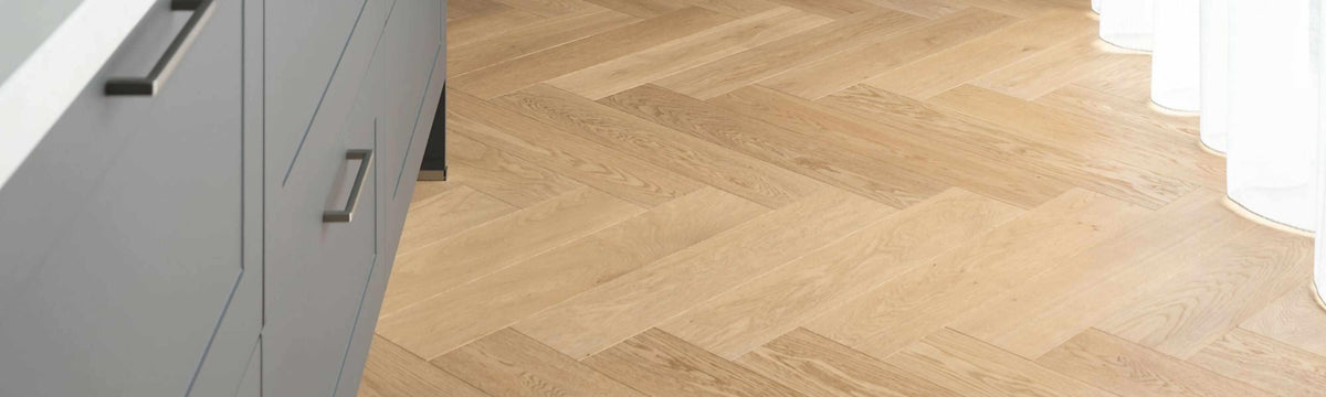 Real Dutch floor eiken visgraat-Vloerenhuis Amsterdam-Woonkamer-Eiken Visgraatvloer 14x70 cm - Stijlvolle Houten Vloer-OBLY