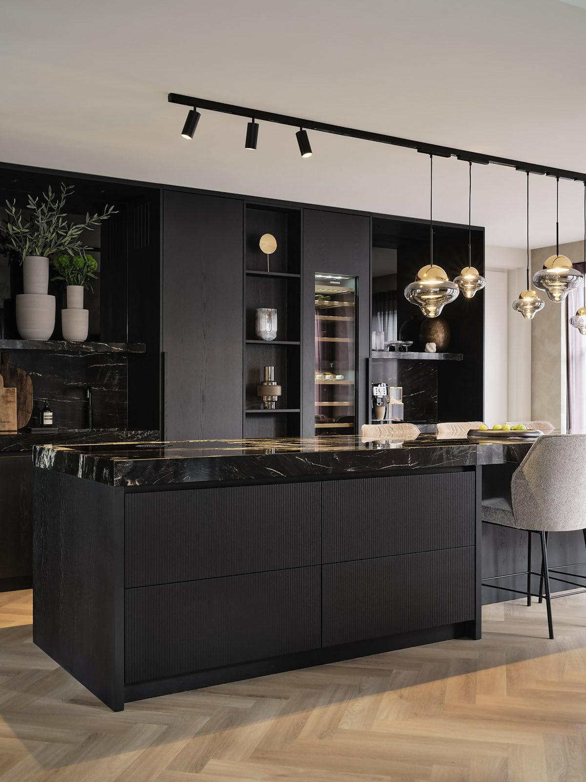 Renovated Residence: indrukwekkende transformatie-JUDITH INTERIOR DESIGN STUDIO-design keuken,High-end keuken,Keuken,Keuken eiland,Keuken inspiratie,maatwerk keuken-Renovated Residence: indrukwekkende transformatie-OBLY