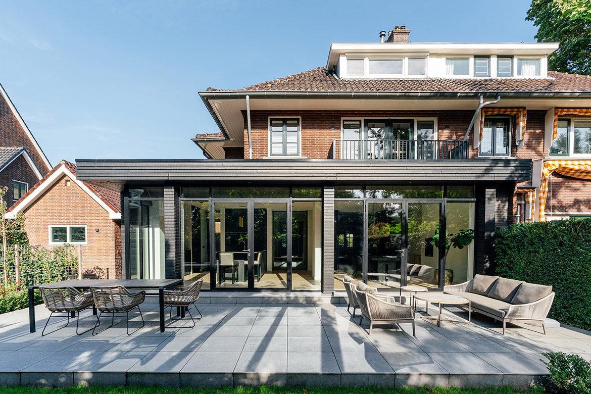Renovatie van een karakteristieke jaren '30 villa met moderne aanbouw-Sensbouw-aanbouw jaren 30,duurzame renovatie,jaren 30 villa,leefkeuken,luxe woning,maatwerk keuken,moderne aanbouw,renovatie villa,totaalrenovatie,verbouwing jaren 30 woning,villa verbouwen,woonkeuken-Renovatie jaren '30 villa met moderne aanbouw -OBLY