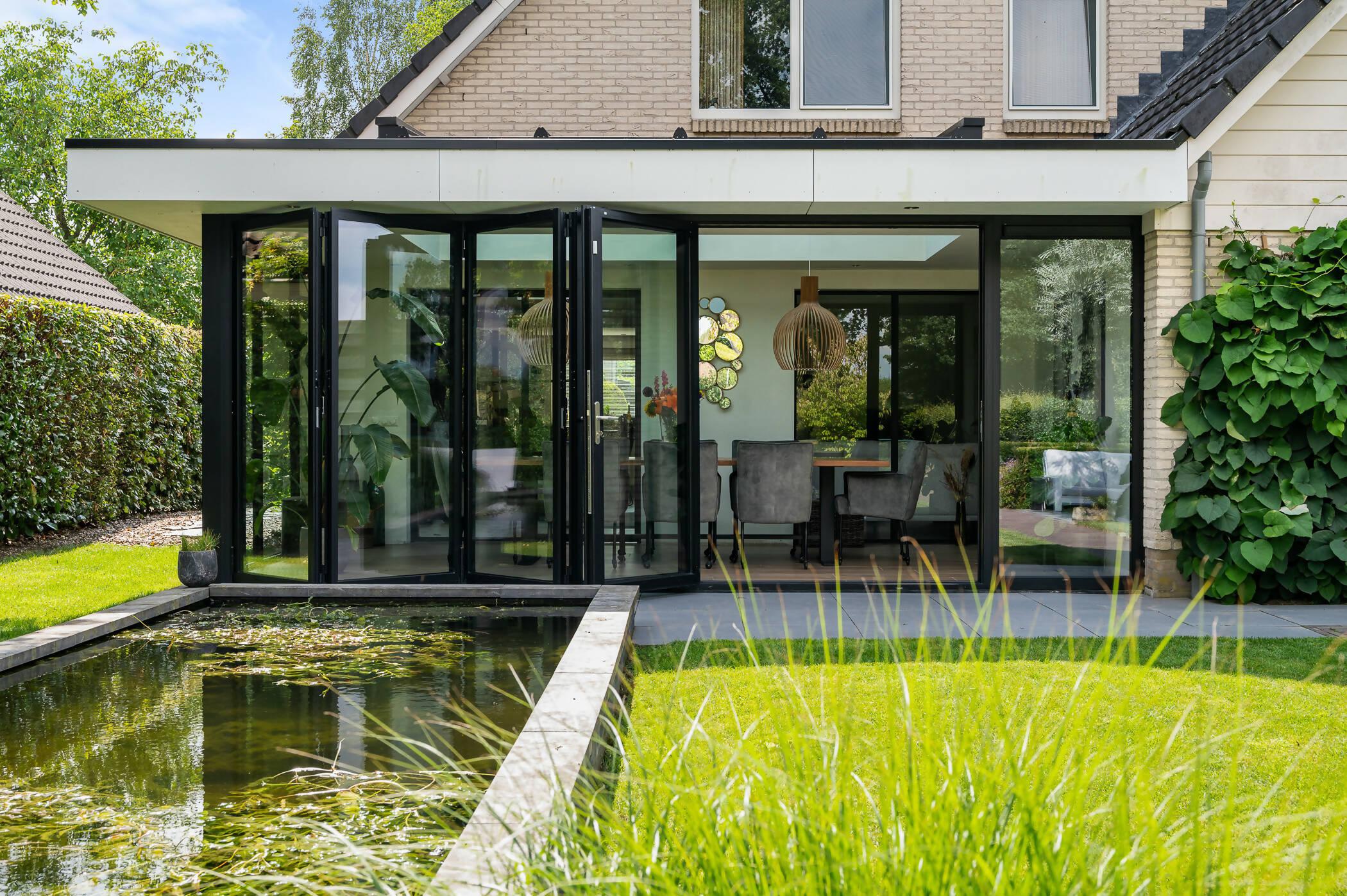 Ruime serreaanbouw met brede vouwwand-Busscher Serrebouw-Aanbouw,glazen serre,moderne serre,serre aanbouw,serre met lichtstraat,Uitbouw,uitbouw met glas-Ruime serreaanbouw met brede vouwwand-OBLY