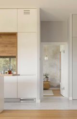 Rustgevende wandbekleding in een licht Scandinavisch appartement-Dennis v Zanden-woonkamer-Subtiele Luxe in Scandinavisch Appartement met Wandbekleding | Grupa M-OBLY