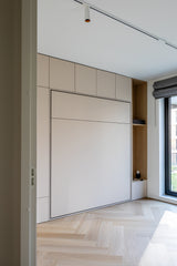 Rustig maatwerk interieur met licht eikenhout-Witteveen interieur architecten-badkamermeubel maatwerk,eikenhouten kasten,garderobekast op maat,licht interieur ontwerp,moderne opbergoplossingen,slaapkamerkasten,thuiswerkplek op maat,tv meubel op maat-Maatwerk Interieur met Licht Eikenhout en Slimme Opbergruimte-OBLY
