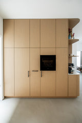 Rustig maatwerk interieur met licht eikenhout-Witteveen interieur architecten-badkamermeubel maatwerk,eikenhouten kasten,garderobekast op maat,licht interieur ontwerp,moderne opbergoplossingen,slaapkamerkasten,thuiswerkplek op maat,tv meubel op maat-Maatwerk Interieur met Licht Eikenhout en Slimme Opbergruimte-OBLY