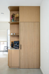 Rustig maatwerk interieur met licht eikenhout-Witteveen interieur architecten-badkamermeubel maatwerk,eikenhouten kasten,garderobekast op maat,licht interieur ontwerp,moderne opbergoplossingen,slaapkamerkasten,thuiswerkplek op maat,tv meubel op maat-Maatwerk Interieur met Licht Eikenhout en Slimme Opbergruimte-OBLY
