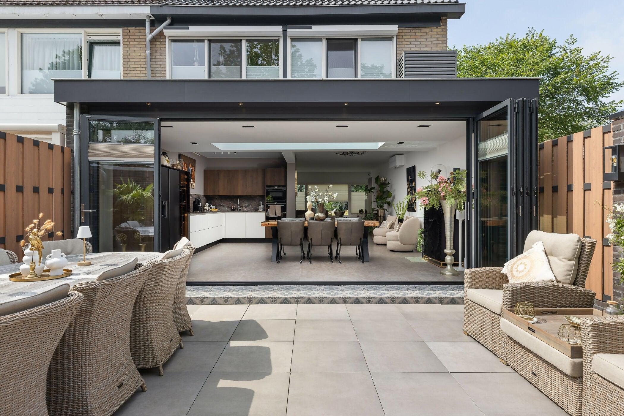 Serre met Lichtstraat: Creëer Ruimte en Licht in Jouw Woning-Busscher Serrebouw-binnen buiten wonen,glazen serre aanbouw,moderne serre woning,Serre,serre met glasdak,serre met lichtstraat-Serre met Lichtstraat: Creëer Ruimte en Licht in Jouw Woning-OBLY