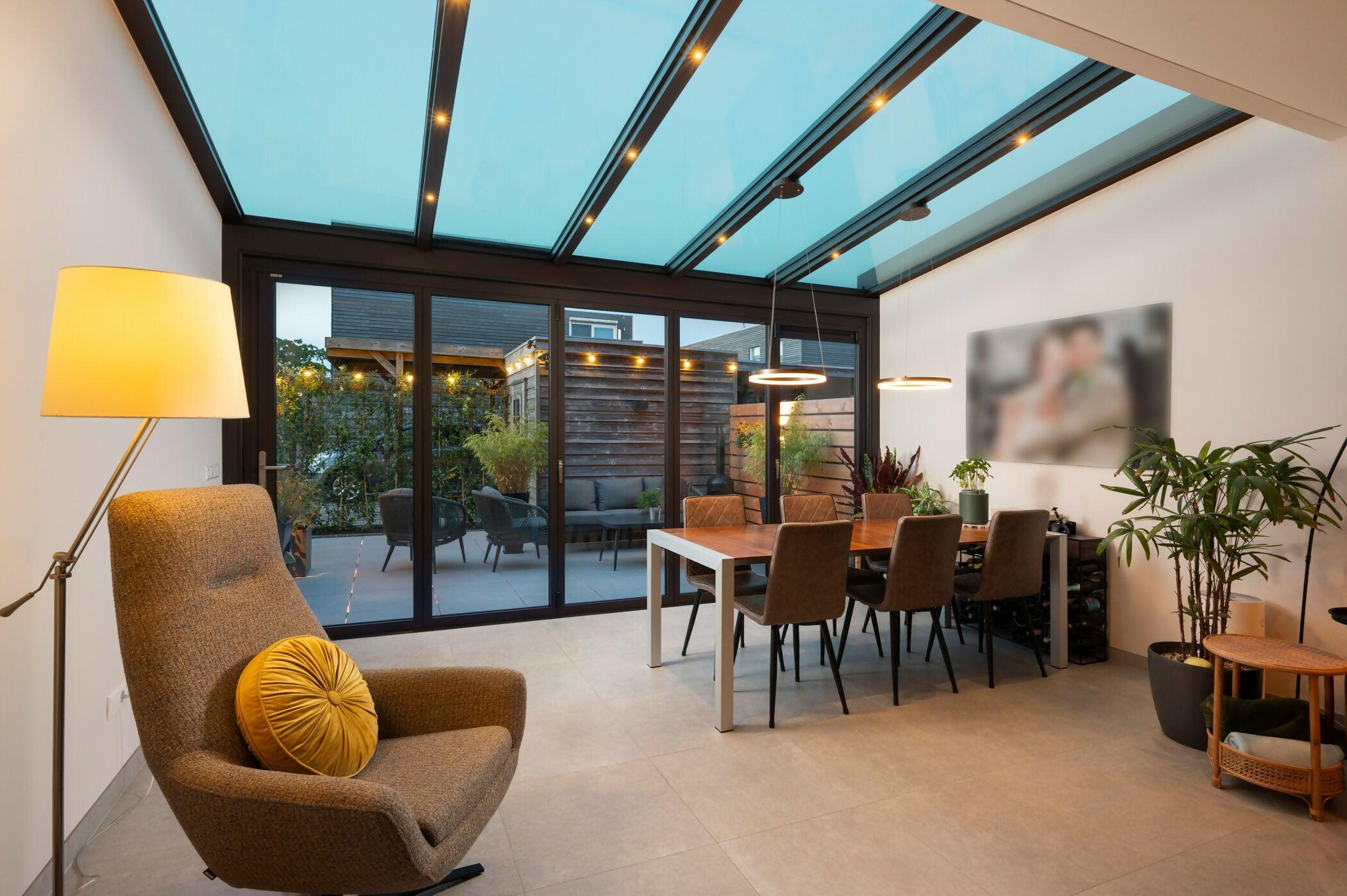 Serre met Vouwwand: Een Perfecte Verbinding Tussen Binnen en Buiten-Busscher Serrebouw-Aanbouw,binnen buiten wonen,glazen serre aanbouw,moderne serre woning,serre met glasdak,serre met vouwwand-Serre met Vouwwand | Lichte Woonkameruitbreiding-OBLY