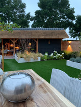 Sfeervolle villatuin met rietgedekt buitenverblijf-Leonardus buiten-exclusieve tuinontwerp,hardhouten vlonder,landelijke moderne tuin,luxe buitenleven,luxe tuin inspiratie,rietgedekt buitenverblijf,sfeervolle villatuin,tuin,villatuin-Luxe villatuin met rietgedekt buitenverblijf-OBLY