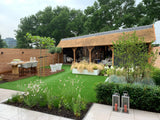 Sfeervolle villatuin met rietgedekt buitenverblijf-Leonardus buiten-exclusieve tuinontwerp,hardhouten vlonder,landelijke moderne tuin,luxe buitenleven,luxe tuin inspiratie,rietgedekt buitenverblijf,sfeervolle villatuin,tuin,villatuin-Luxe villatuin met rietgedekt buitenverblijf-OBLY