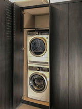 Slimme maatwerk bijkeuken met was- en droogopstelling-JJ interieurs-Bijkeuken,Inbouwkast,Interieurdesign,Maatwerk kast,Praktische bijkeuken,Wasmachinekast,Wasruimte-Maatwerk bijkeuken met wasmachinekast | Slim opbergen-OBLY