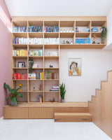 Slimme maatwerkoplossingen in een moderne gezinswoning-oker&goud-boekenkast op maat,kleur- en materiaaladvies,modern interieur,moderne woning,open leefruimte,terrazzo,trapmeubel,woonkeuken-Moderne gezinswoning met maatwerk interieur | OKER&GOUD-OBLY