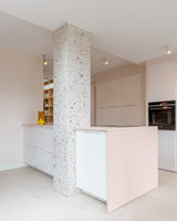 Slimme maatwerkoplossingen in een moderne gezinswoning-oker&goud-boekenkast op maat,kleur- en materiaaladvies,modern interieur,moderne woning,open leefruimte,terrazzo,trapmeubel,woonkeuken-Moderne gezinswoning met maatwerk interieur | OKER&GOUD-OBLY