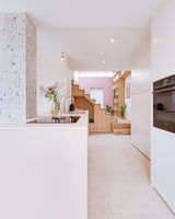 Slimme maatwerkoplossingen in een moderne gezinswoning-oker&goud-boekenkast op maat,kleur- en materiaaladvies,modern interieur,moderne woning,open leefruimte,terrazzo,trapmeubel,woonkeuken-Moderne gezinswoning met maatwerk interieur | OKER&GOUD-OBLY