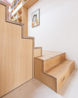 Slimme maatwerkoplossingen in een moderne gezinswoning-oker&goud-boekenkast op maat,kleur- en materiaaladvies,modern interieur,moderne woning,open leefruimte,terrazzo,trapmeubel,woonkeuken-Moderne gezinswoning met maatwerk interieur | OKER&GOUD-OBLY