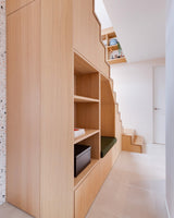 Slimme maatwerkoplossingen in een moderne gezinswoning-oker&goud-boekenkast op maat,kleur- en materiaaladvies,modern interieur,moderne woning,open leefruimte,terrazzo,trapmeubel,woonkeuken-Moderne gezinswoning met maatwerk interieur | OKER&GOUD-OBLY