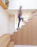 Slimme maatwerkoplossingen in een moderne gezinswoning-oker&goud-boekenkast op maat,kleur- en materiaaladvies,modern interieur,moderne woning,open leefruimte,terrazzo,trapmeubel,woonkeuken-Moderne gezinswoning met maatwerk interieur | OKER&GOUD-OBLY