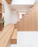 Slimme maatwerkoplossingen in een moderne gezinswoning-oker&goud-boekenkast op maat,kleur- en materiaaladvies,modern interieur,moderne woning,open leefruimte,terrazzo,trapmeubel,woonkeuken-Moderne gezinswoning met maatwerk interieur | OKER&GOUD-OBLY