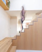 Slimme maatwerkoplossingen in een moderne gezinswoning-oker&goud-boekenkast op maat,kleur- en materiaaladvies,modern interieur,moderne woning,open leefruimte,terrazzo,trapmeubel,woonkeuken-Moderne gezinswoning met maatwerk interieur | OKER&GOUD-OBLY