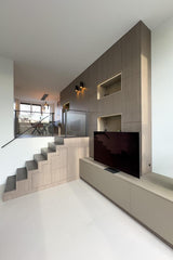 Split-level woning met maatwerk interieur-Joolsdesign-Gietvloer,groene keuken,interieur verbouwing,Interieurontwerp,Keuken inspiratie,Maatwerk interieur,Maatwerk kast,maatwerk keuken,split level woning,Traprenovatie,TV meubel,woonkamer inspiratie-Split-level woning met maatwerk interieur | Joolsdesign-OBLY
