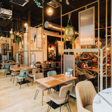 Stalen Roomdividers in een restaurant-Stalen Roomdivider-Roomdivider-Stalen Roomdividers met Canuleglas -OBLY