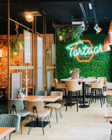 Stalen Roomdividers in een restaurant-Stalen Roomdivider-Roomdivider-Stalen Roomdividers met Canuleglas -OBLY