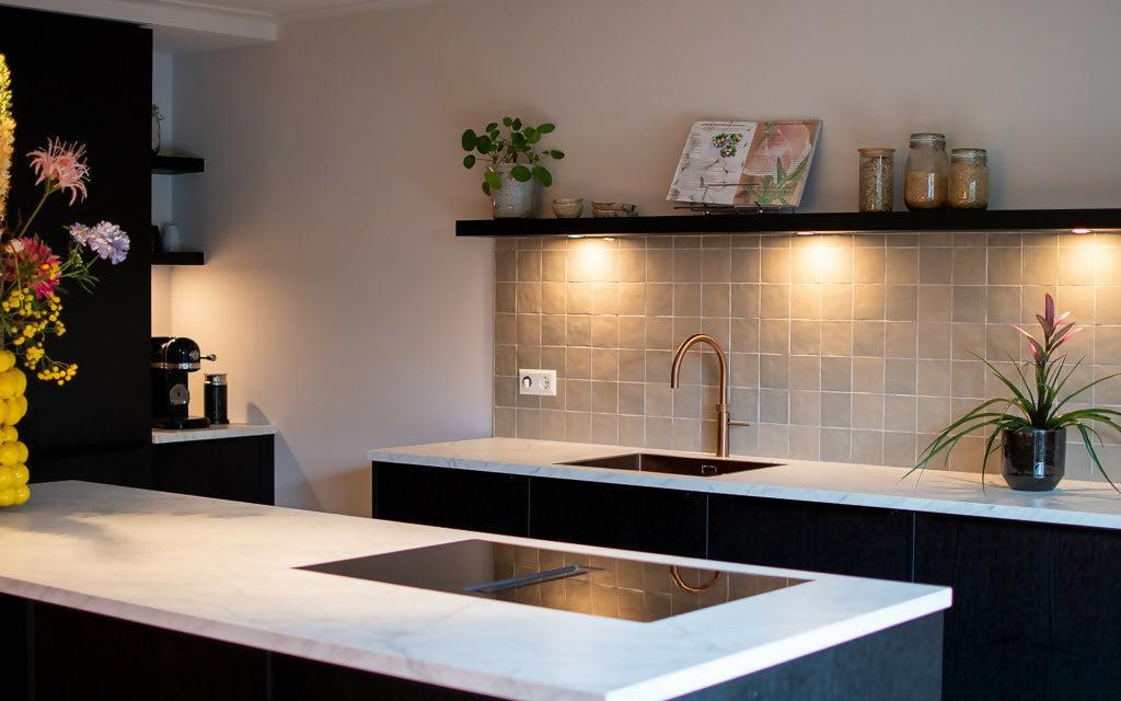 Stijlvol Familiehuis-Studio Roos-Donkere keuken,Familiehuis,Keuken,Koper accenten,Marmer look,Open indeling,woonkamer-Stijlvol en Functioneel Familiehuis in Langbroek – Interieurontwerp do-OBLY