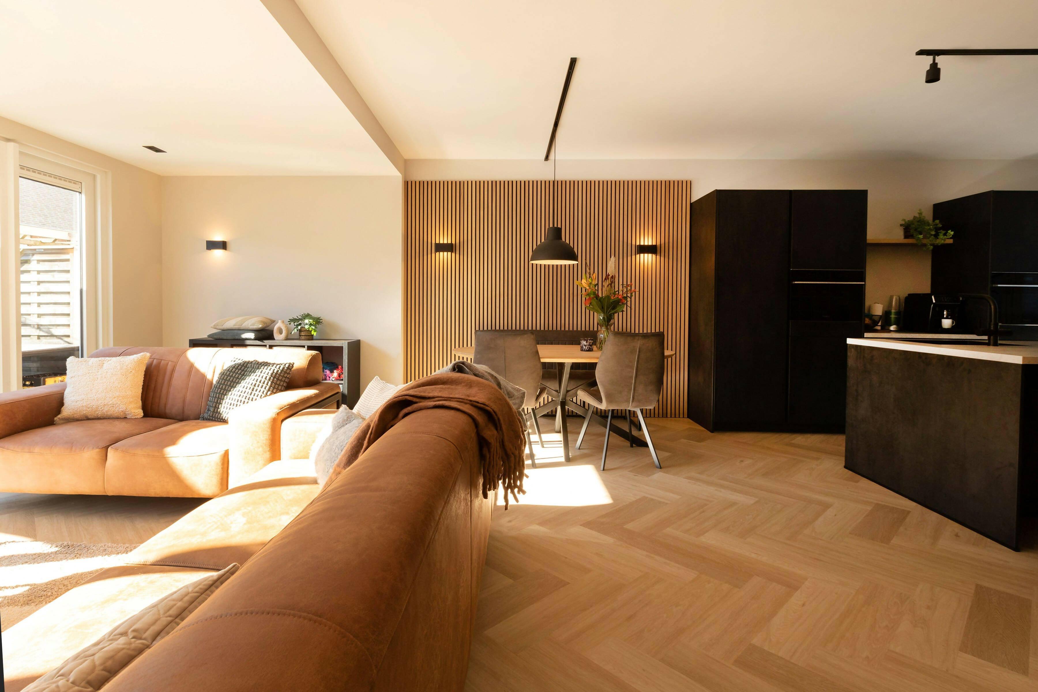 Stijlvol warm woonkamer design-Huyze de Tulp-beige interieur,hout in interieur,interieur woonkamer design,Keuken,luxe woonkamer,modern woonkamer interieur,warm woonkamer design,woonkamer inspiratie,woonkamer interieur,woonkamer styling-Stijlvol warm woonkamer design-OBLY