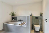 Stijlvolle Badkamer met TV in Bad en Mat Zwarte Accenten-Jan van Sundert-Badkamer-Stijlvolle Badkamer met TV in Bad en Mat Zwarte Accenten-OBLY