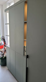 Stijlvolle maatwerkkast met warme accenten-MEES Meubels & Interieurs-Woonkamer-OBLY