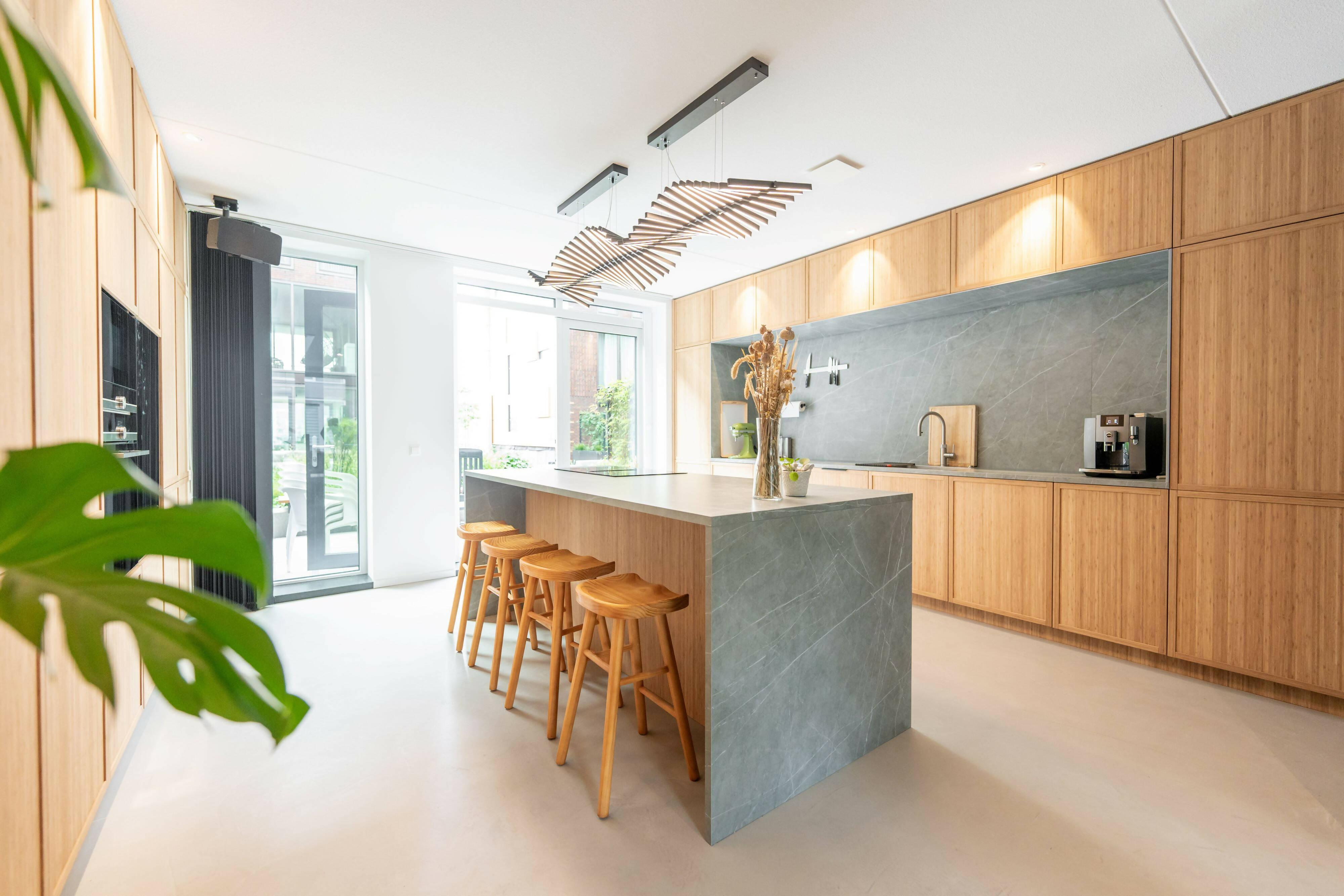 Stijlvolle moderne keuken-IX-architects-Keuken,keuken inspiratie modern,luxe moderne keuken,minimalistische keuken interieur,moderne keuken design,moderne keuken met kookeiland,stijlvolle moderne keuken,strakke design keuken-Stijlvolle moderne keuken-OBLY