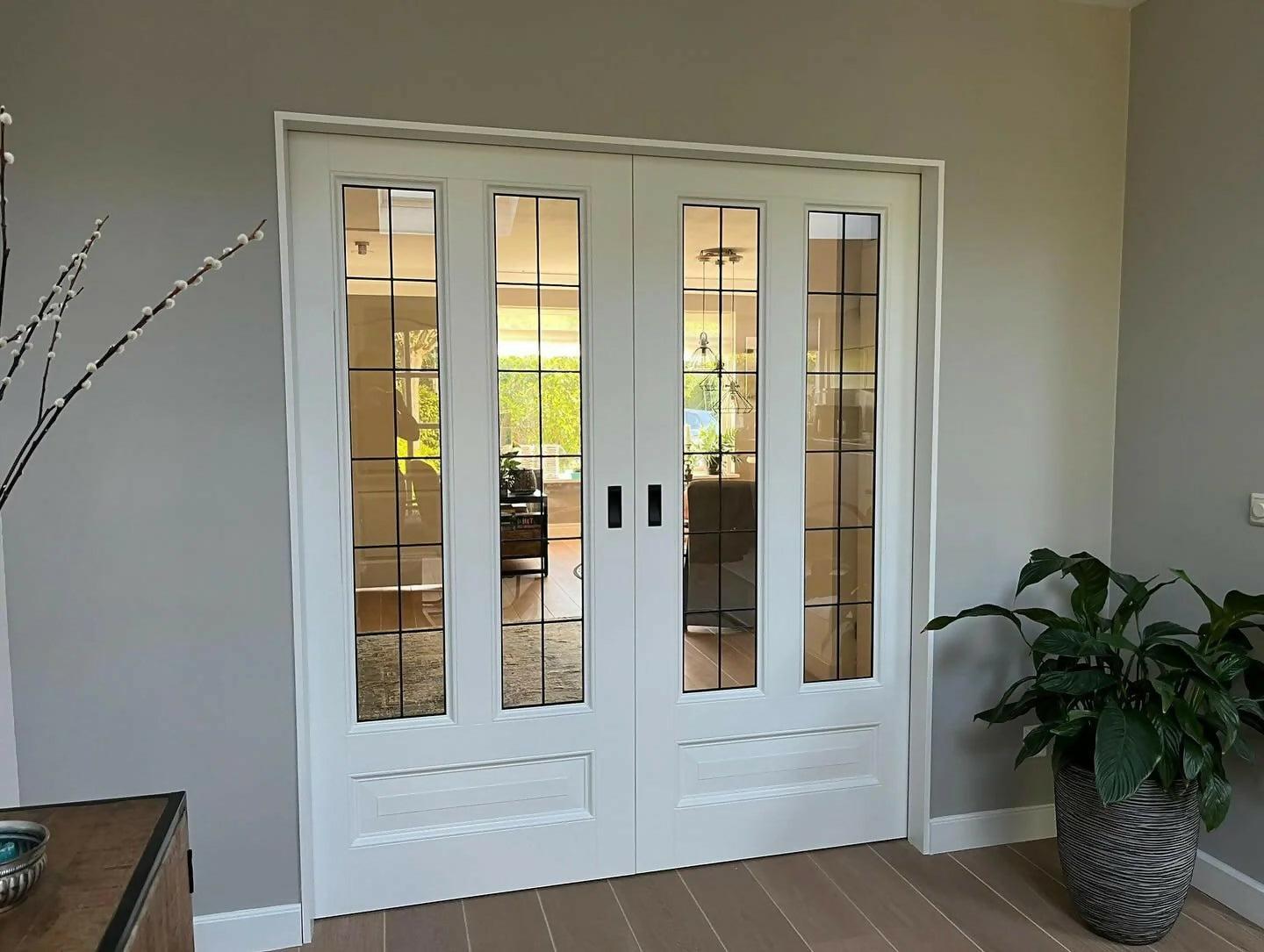 Stijlvolle schuifdeuren met glas in lood-De Krijger Interieurmaker-deur,glas in lood,glazen schuifdeuren interieur,klassieke schuifdeuren met glas,ruimtebesparende schuifdeuren interieur,schuifdeur,schuifdeuren met glas-in-lood,stijlvolle schuifdeuren glas-Dubbele schuifdeuren met glas-in-lood – Elegant en ruimtebesparend-OBLY