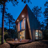 Stoer houten boshuis onder de bomen-Brandvries-exterieur,houten boshuis ontwerp,houten boswoning modern,minimalistisch boshuis ontwerp,modern boshuis architectuur,modern huis in het bos-Boshuis Solo – Uniek boshuisje op Vlieland | BRANDVRIES-OBLY
