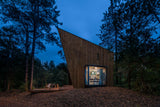Stoer houten boshuis onder de bomen-Brandvries-exterieur,houten boshuis ontwerp,houten boswoning modern,minimalistisch boshuis ontwerp,modern boshuis architectuur,modern huis in het bos-Boshuis Solo – Uniek boshuisje op Vlieland | BRANDVRIES-OBLY