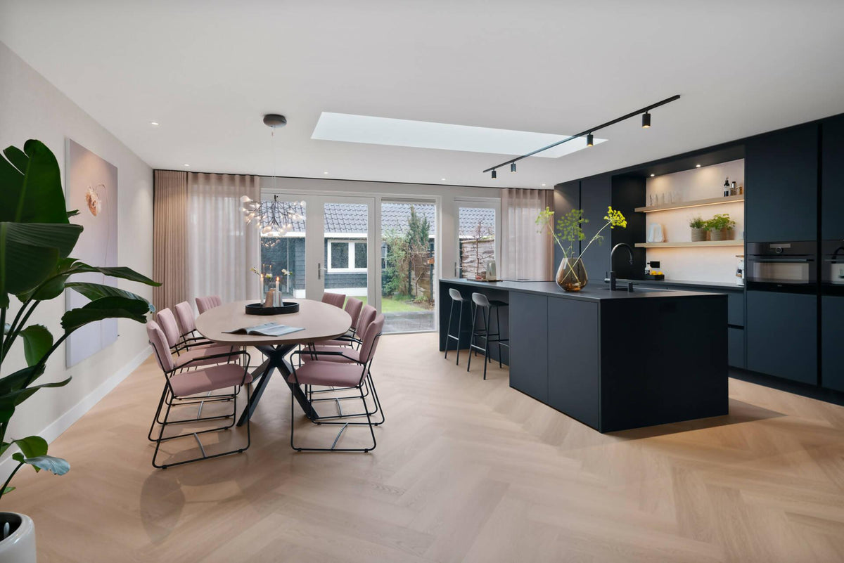 Strak interieur met moderne keuken-Jessica Kuhne-Hedendaagse keuken,Interieur,Keuken,Minimalistisch interieur,Renovatie keuken,Zwart keukenontwerp-Strak interieur met moderne keuken-OBLY