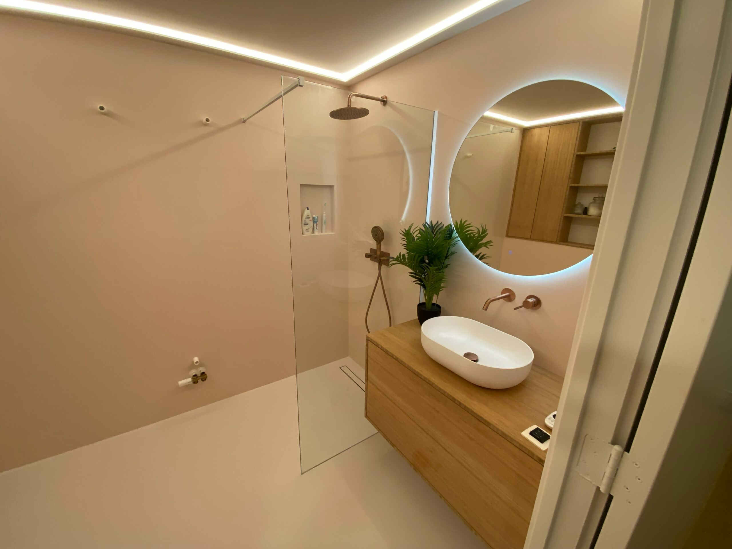 Strakke moderne badkamer-GLAD DOUCHE-Badkamer,luxe inloopdouche badkamer,minimalistische badkamer design,moderne design badkamer,stijlvolle badkamer inrichting,strakke moderne badkamer-Strakke moderne badkamer-OBLY