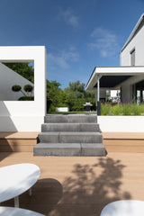 Strakke tuin met maatwerk zitkuil en Millboard-vlonder-Wooddeck-architectonische tuin,design tuin,Golden Oak,houten vlonder,luxe tuin,maatwerk zitbanken,Millboard vlonder,onderhoudsarme vlonder,verdiept loungegedeelte,vlonder,zitkuil-Moderne tuin met verdiept loungegedeelte | Millboard vlonder-OBLY