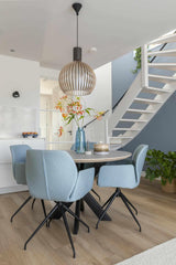 Strakke woonkamer met blauwe accenten-Jessica Kuhne-Woonkamer-Strakke woonkamer met blauwe accenten-OBLY