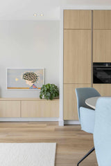 Strakke woonkamer met blauwe accenten-Jessica Kuhne-Woonkamer-Strakke woonkamer met blauwe accenten-OBLY