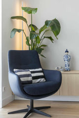 Strakke woonkamer met blauwe accenten-Jessica Kuhne-Woonkamer-Strakke woonkamer met blauwe accenten-OBLY