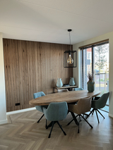 TV-wand op maat met houten lattenwand-Meubellen-lattenwand,moderne woonkamer,strak interieur,tv wand,wandmeubel,woonkamer inspiratie-TV-wand met lattenwand | Maatwerk interieur-OBLY