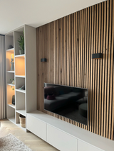 TV-wand op maat met houten lattenwand-Meubellen-lattenwand,moderne woonkamer,strak interieur,tv wand,wandmeubel,woonkamer inspiratie-TV-wand met lattenwand | Maatwerk interieur-OBLY