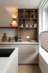 Tijdloze maatwerkkeuken met kookeiland en kaderfronten-Iemms keukens & interieur-composiet werkblad,design keuken,fineer keuken,iemms,kaderfronten,keuken renovatie,keukenontwerp,luxe keuken,maatwerk keuken,moderne keuken,tijdloze keuken,woonkeuken-Tijdloze maatwerkkeuken met kookeiland | iemms-OBLY